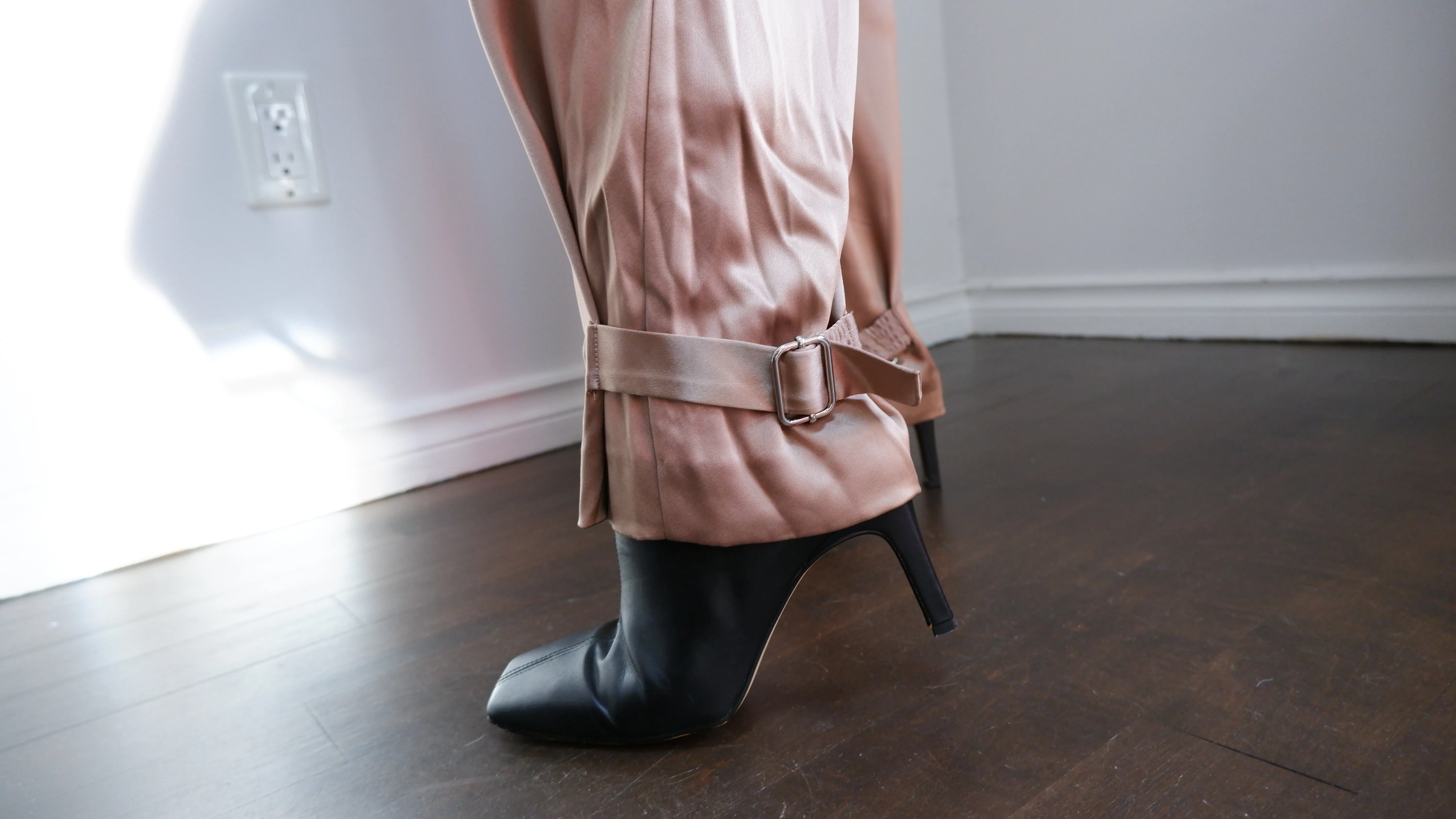 Babaton Champagne Refined Satin Cargo Pant - 8/10